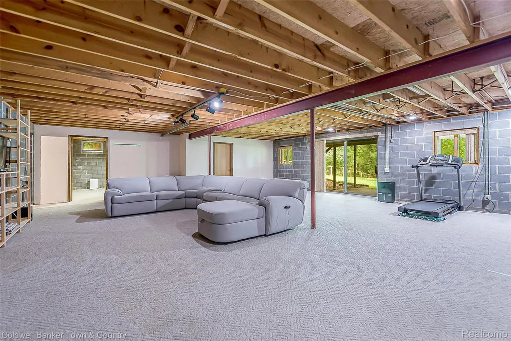 5211 Strawberry Lake Road Hamburg Township MI 48189
