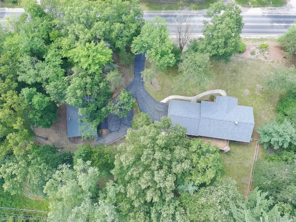 5211 Strawberry Lake Road Hamburg Township MI 48189