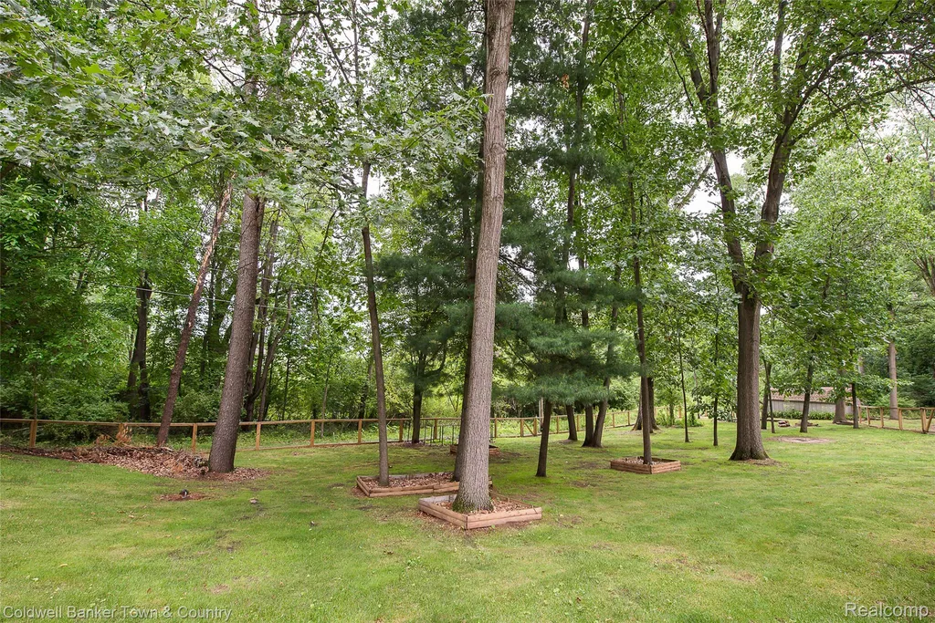 5211 Strawberry Lake Road Hamburg Township MI 48189