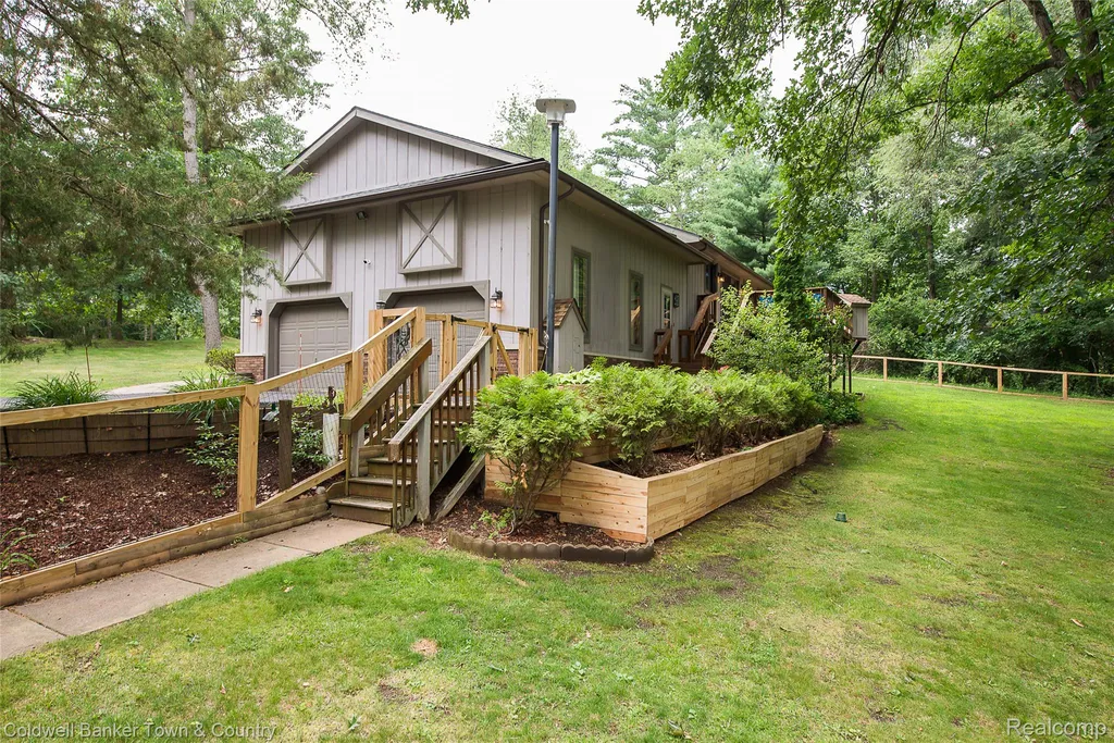 5211 Strawberry Lake Road Hamburg Township MI 48189