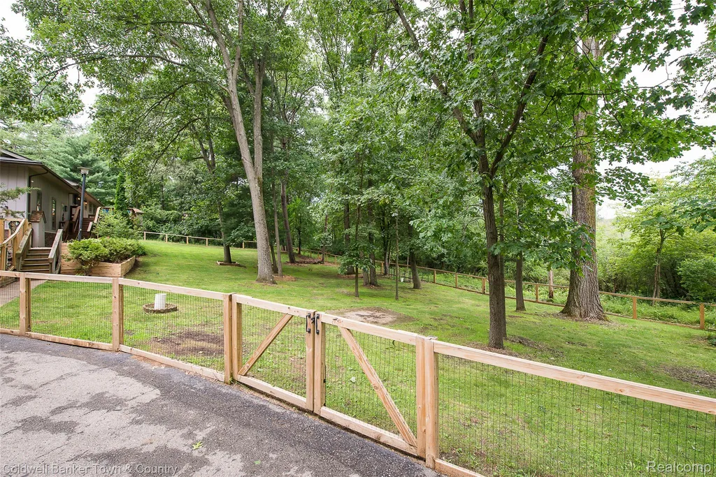 5211 Strawberry Lake Road Hamburg Township MI 48189