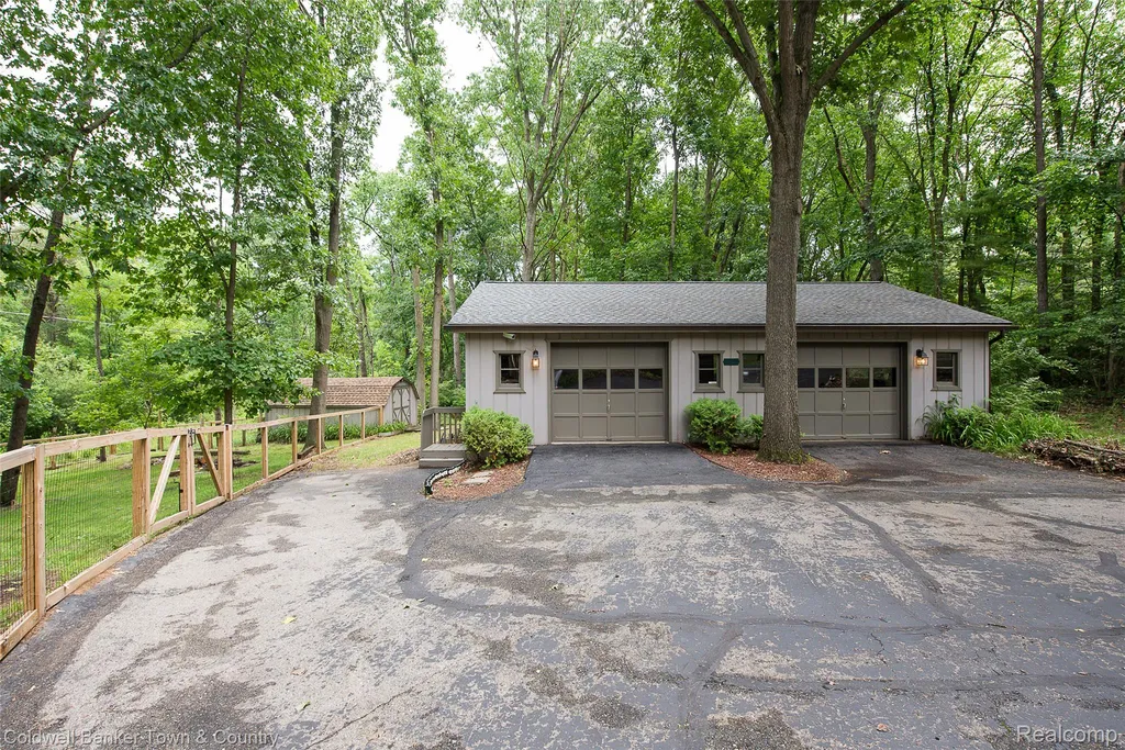 5211 Strawberry Lake Road Hamburg Township MI 48189