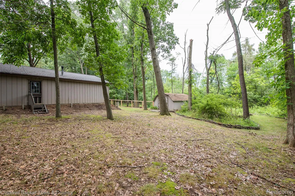 5211 Strawberry Lake Road Hamburg Township MI 48189