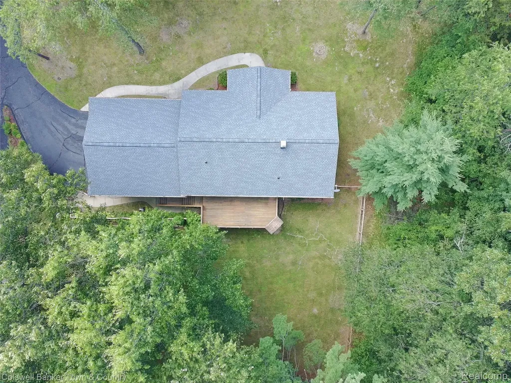 5211 Strawberry Lake Road Hamburg Township MI 48189