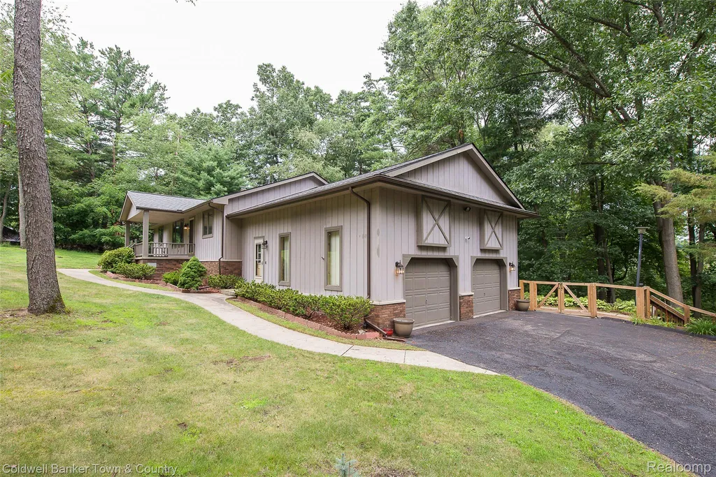 5211 Strawberry Lake Road Hamburg Township MI 48189