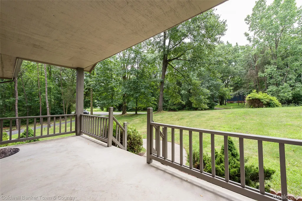 5211 Strawberry Lake Road Hamburg Township MI 48189