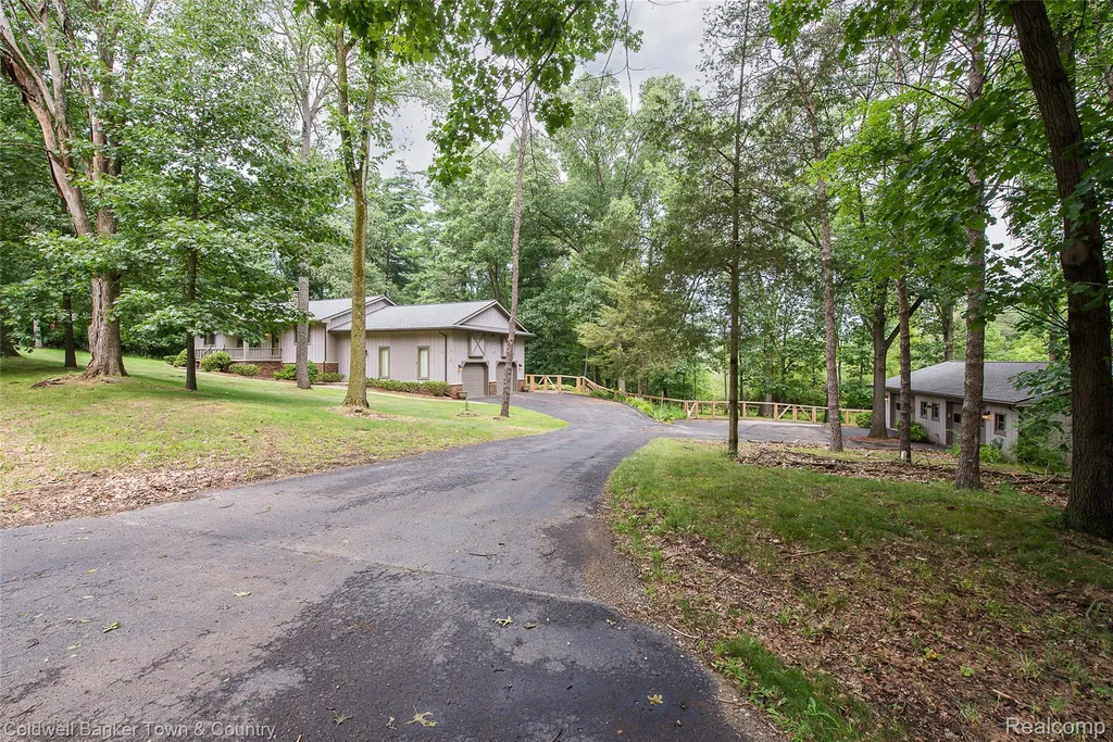 5211 Strawberry Lake Road Hamburg Township MI 48189