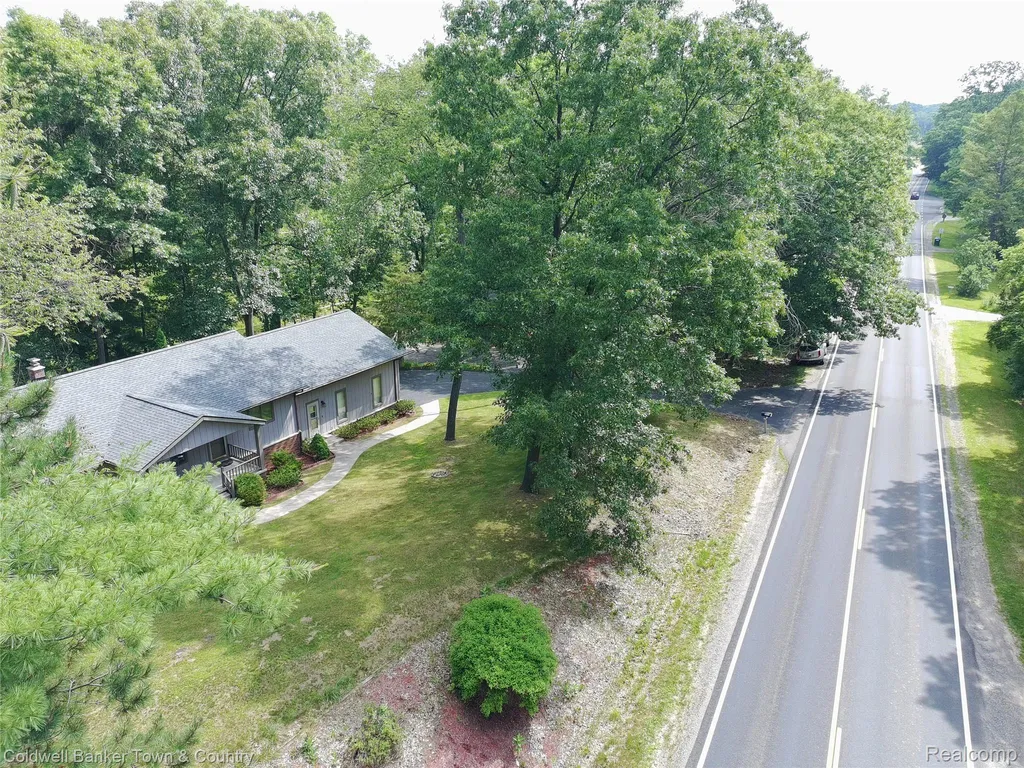 5211 Strawberry Lake Road Hamburg Township MI 48189