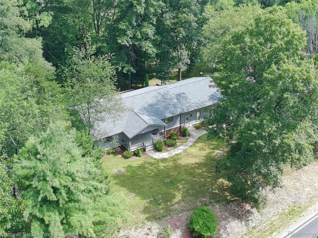 5211 Strawberry Lake Road Hamburg Township MI 48189