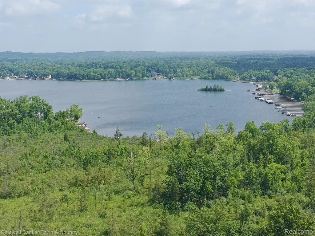 5211 Strawberry Lake Road Hamburg Township MI 48189