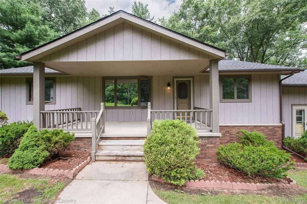 5211 Strawberry Lake Road Hamburg Township MI 48189