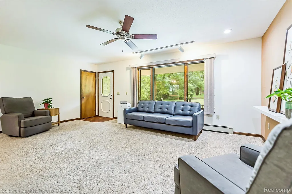 5211 Strawberry Lake Road Hamburg Township MI 48189