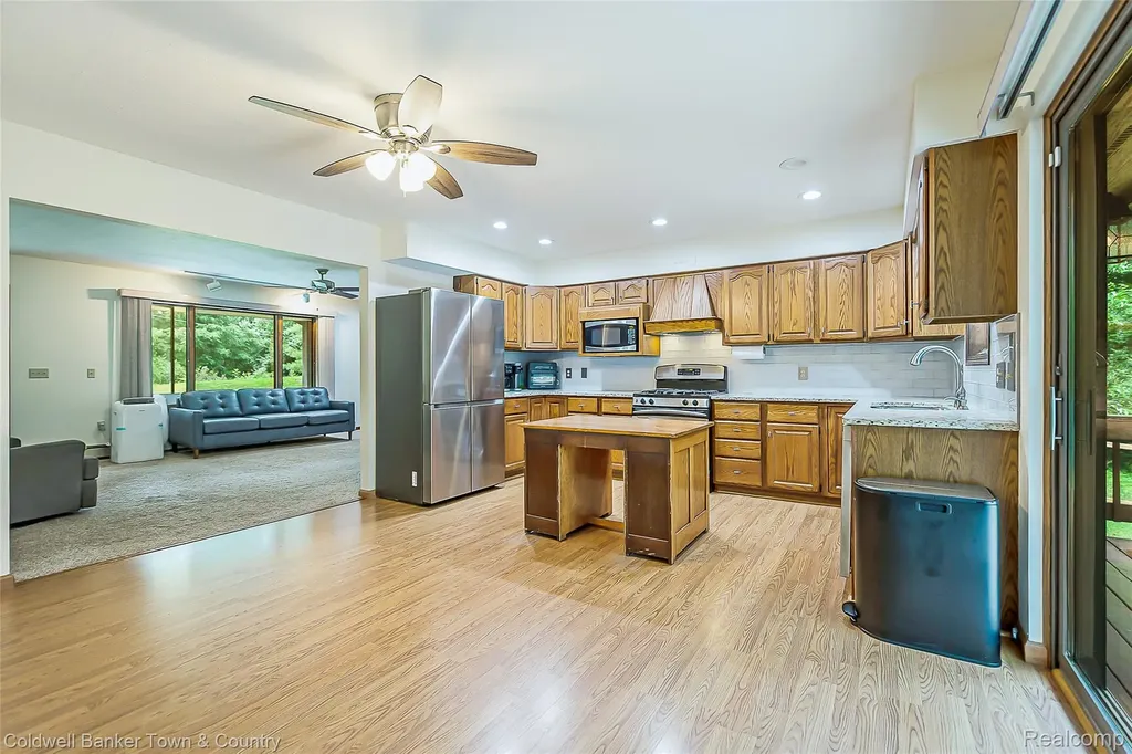 5211 Strawberry Lake Road Hamburg Township MI 48189