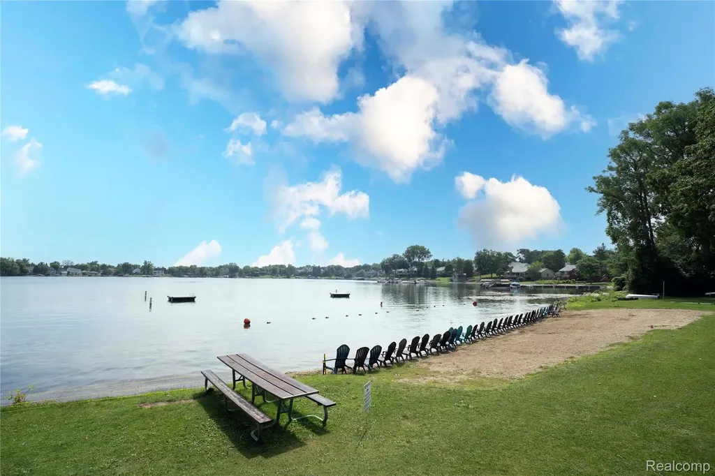 3739 Fife Lane West Bloomfield Charter Township MI 48323