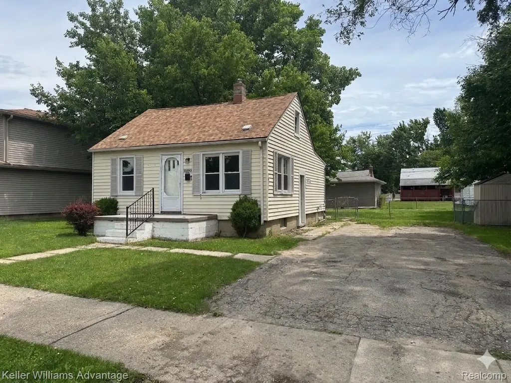 25858 Leach Street Roseville City MI 48066