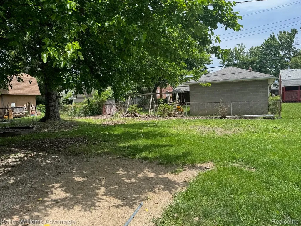 25858 Leach Street Roseville City MI 48066