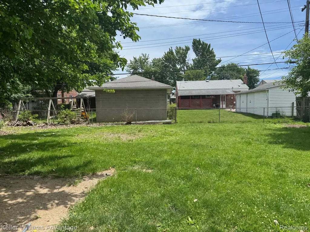 25858 Leach Street Roseville City MI 48066