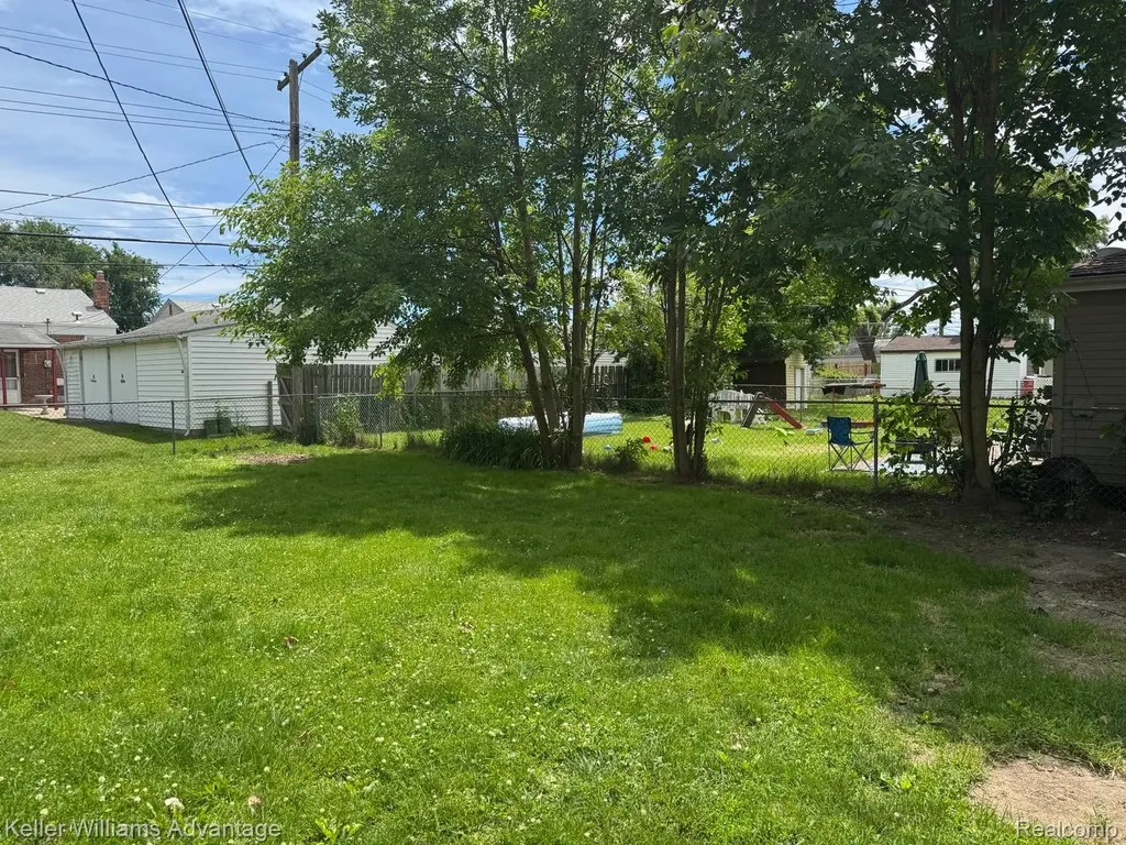 25858 Leach Street Roseville City MI 48066