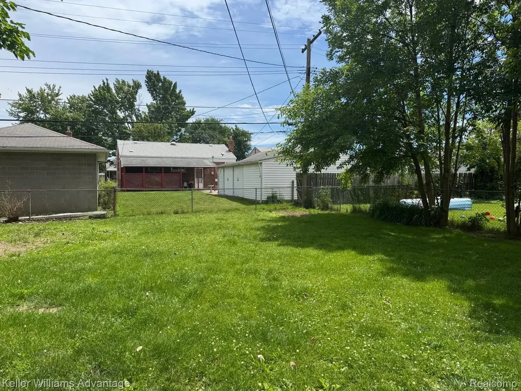 25858 Leach Street Roseville City MI 48066