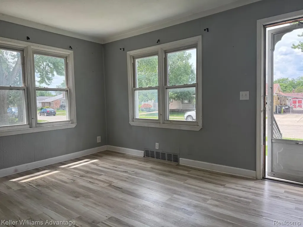 25858 Leach Street Roseville City MI 48066