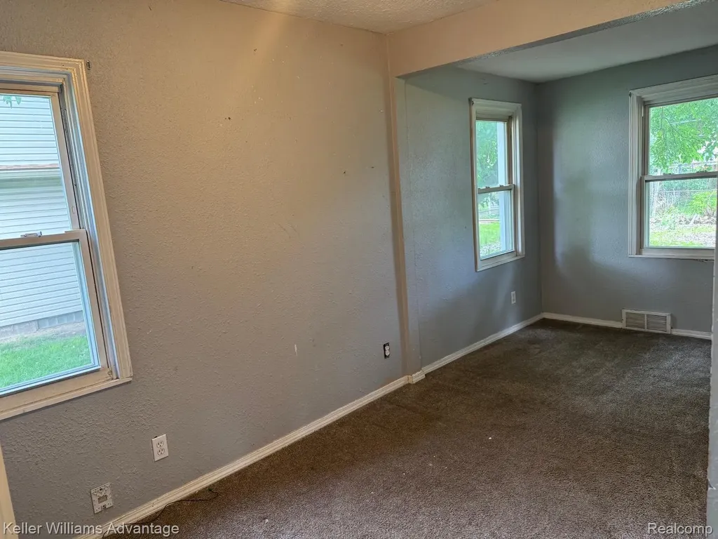 25858 Leach Street Roseville City MI 48066