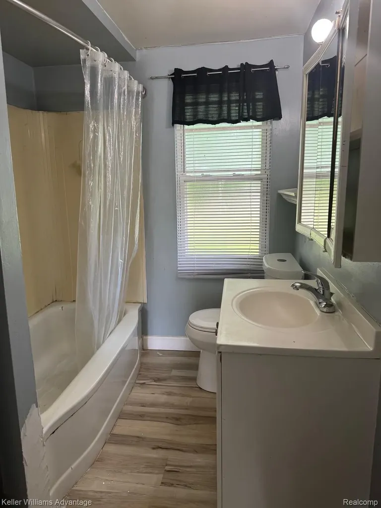 25858 Leach Street Roseville City MI 48066