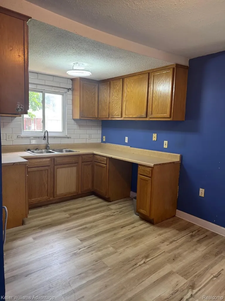 25858 Leach Street Roseville City MI 48066