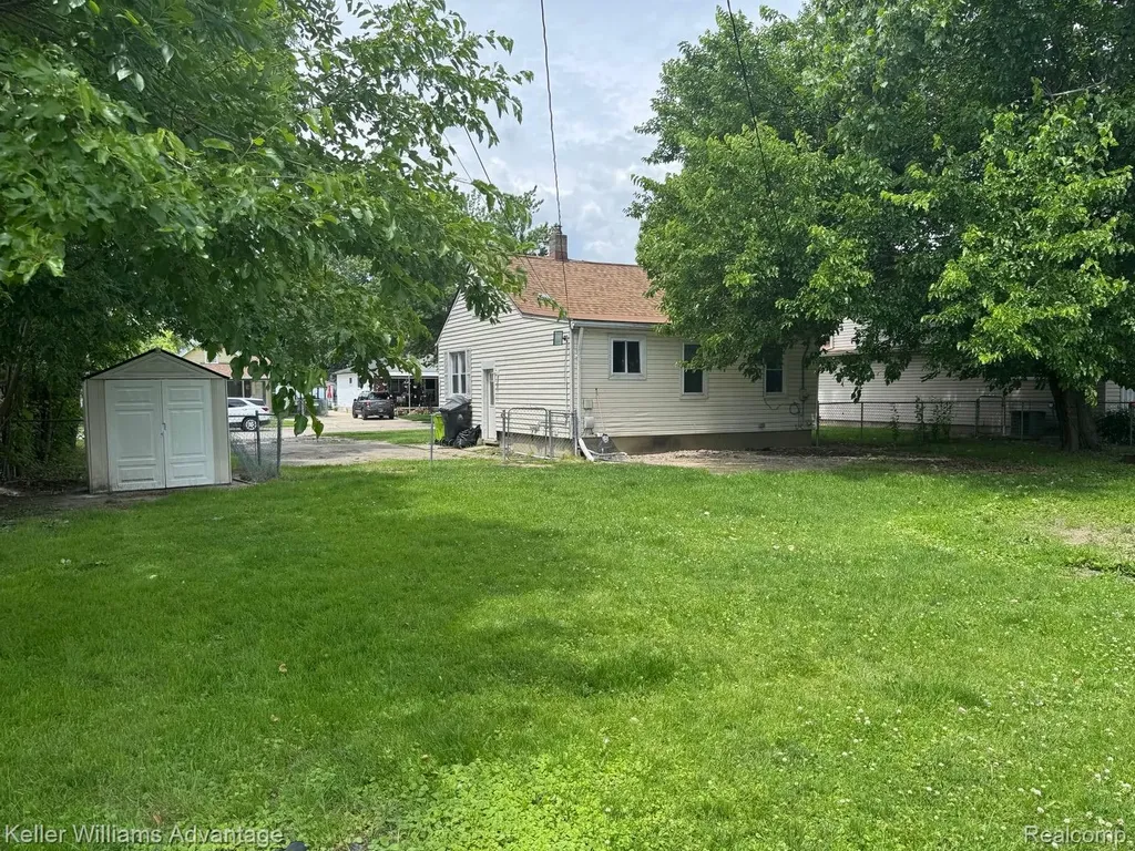 25858 Leach Street Roseville City MI 48066