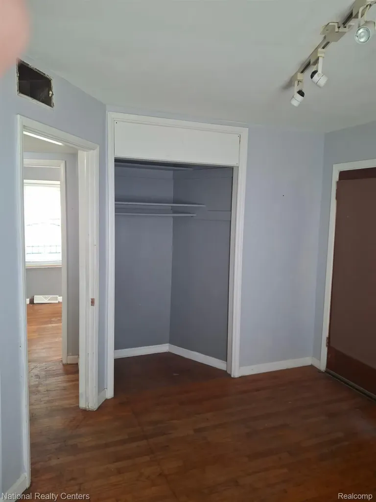 8310 Braile Detroit City MI 48228