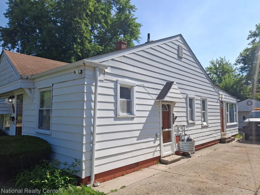 8310 Braile Detroit City MI 48228
