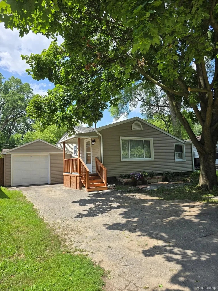 21411 Collingham Avenue Farmington Hills City MI 48336