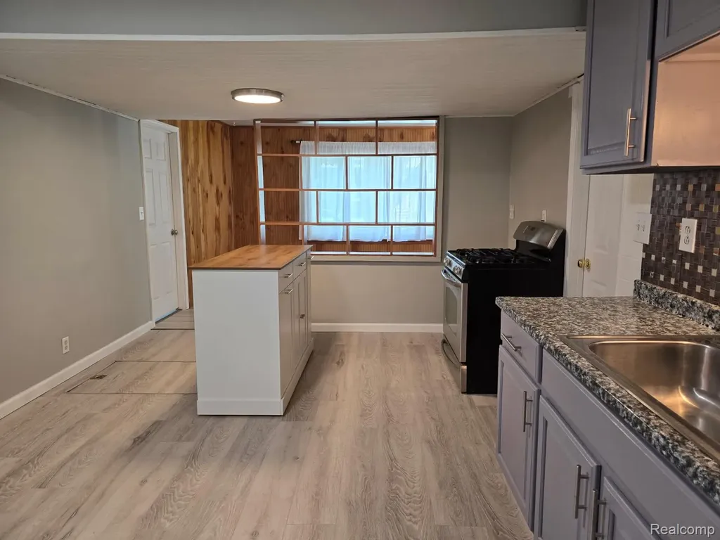 21411 Collingham Avenue Farmington Hills City MI 48336