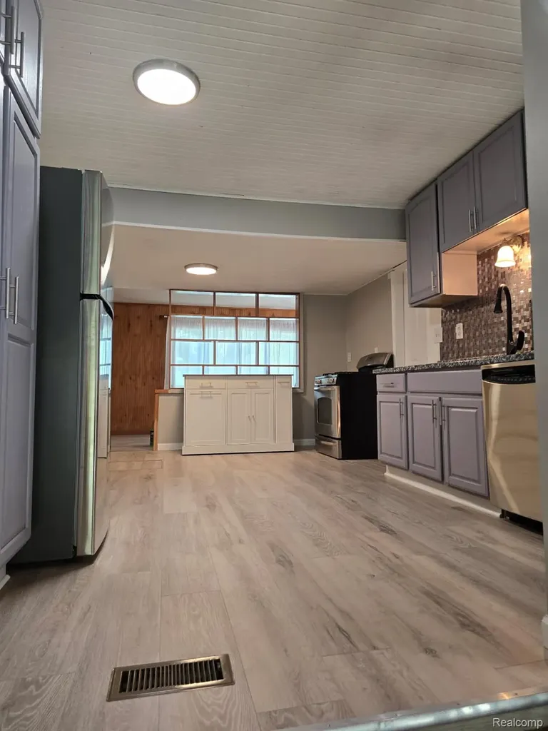 21411 Collingham Avenue Farmington Hills City MI 48336