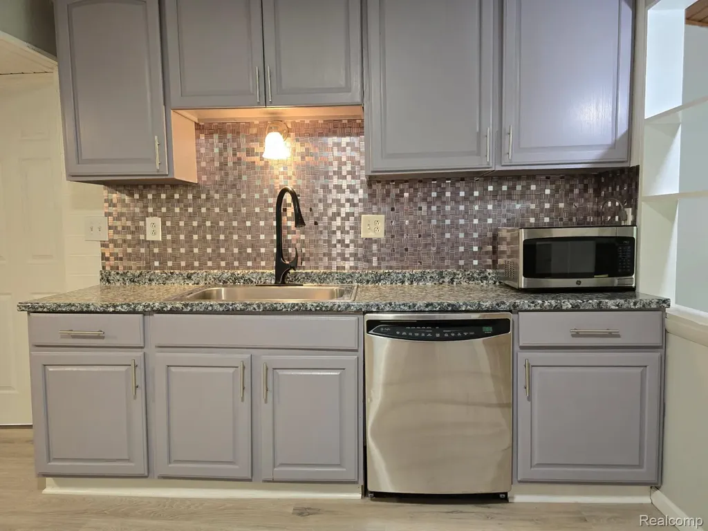 21411 Collingham Avenue Farmington Hills City MI 48336