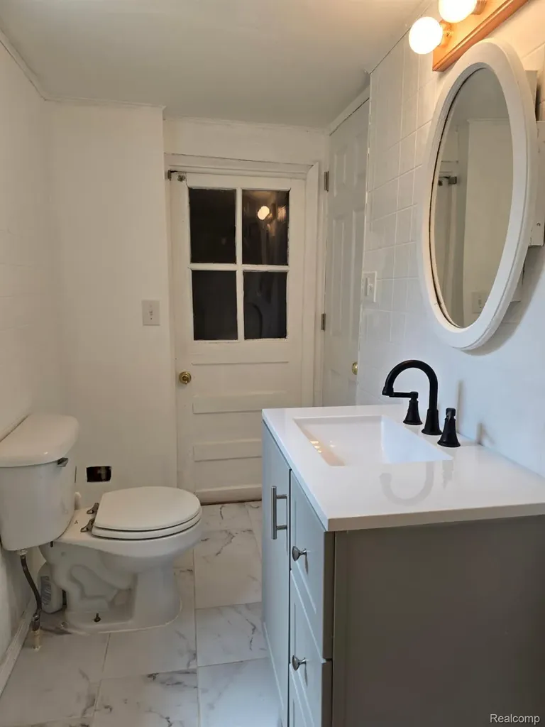 21411 Collingham Avenue Farmington Hills City MI 48336