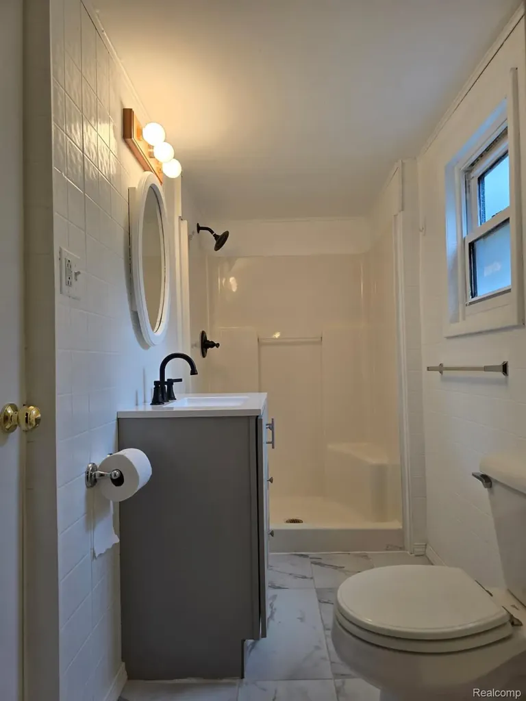 21411 Collingham Avenue Farmington Hills City MI 48336