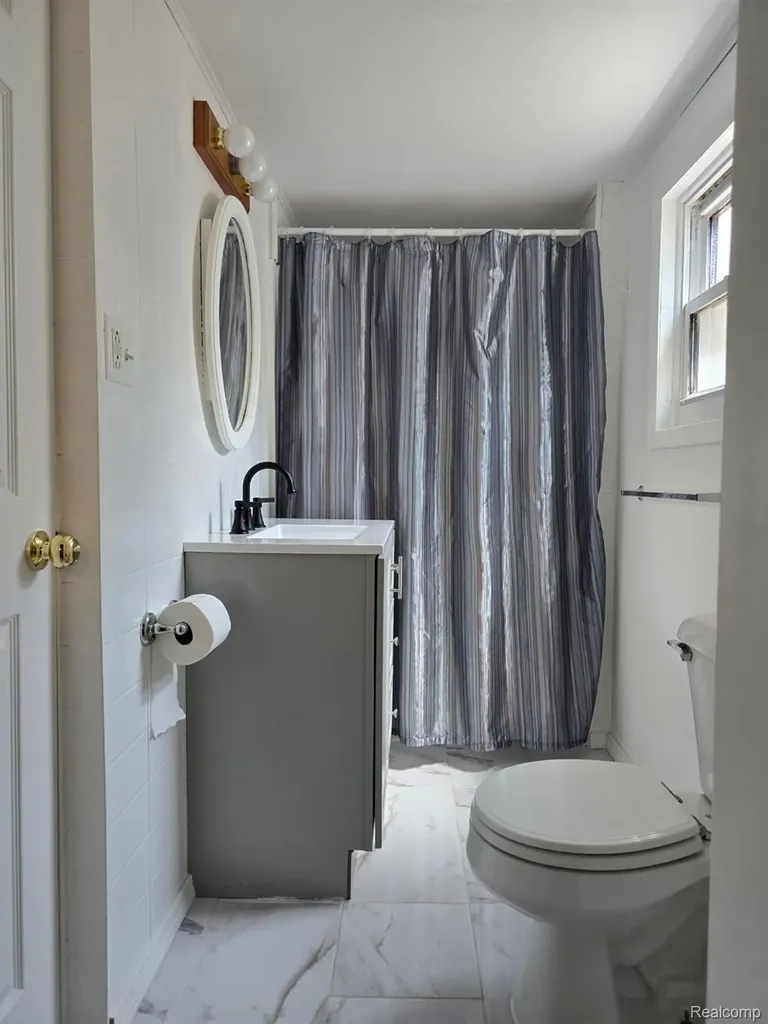 21411 Collingham Avenue Farmington Hills City MI 48336