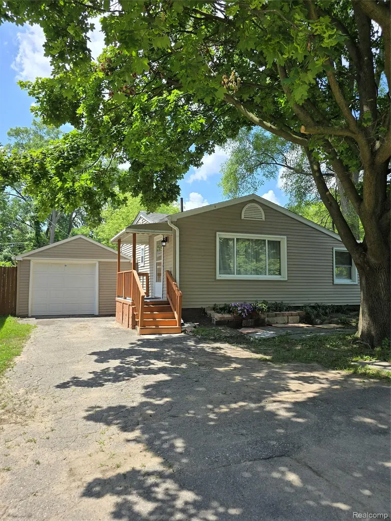 21411 Collingham Avenue Farmington Hills City MI 48336