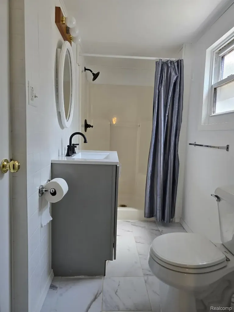 21411 Collingham Avenue Farmington Hills City MI 48336