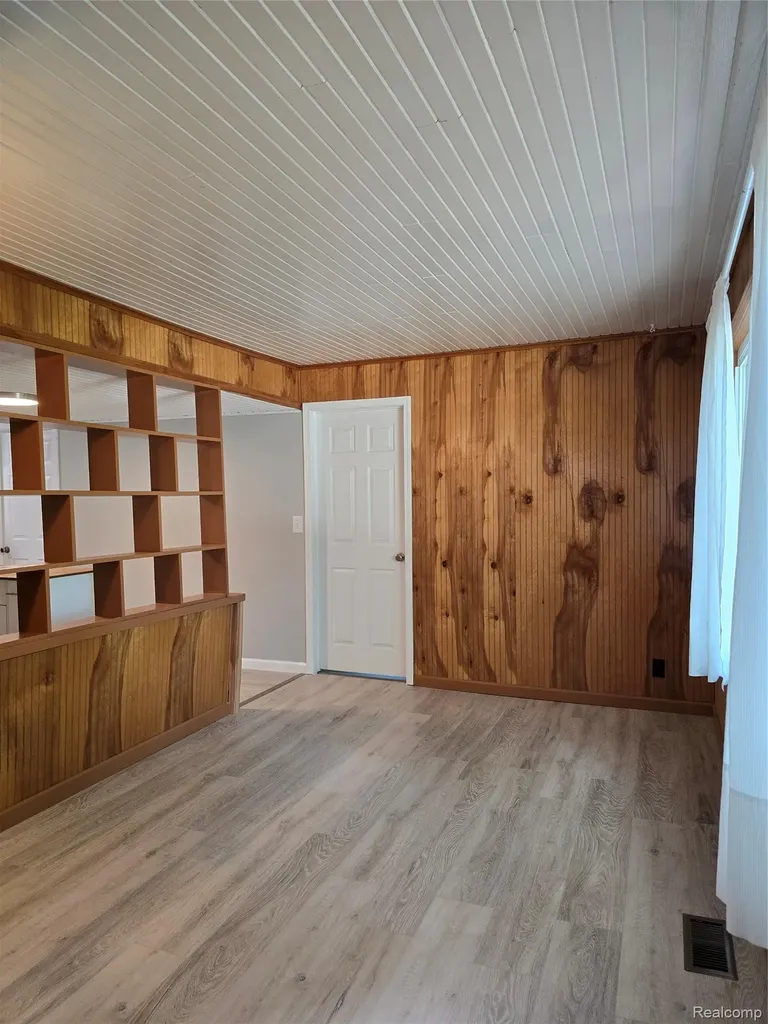 21411 Collingham Avenue Farmington Hills City MI 48336