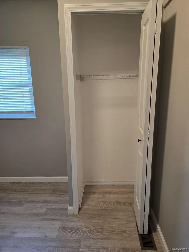 21411 Collingham Avenue Farmington Hills City MI 48336