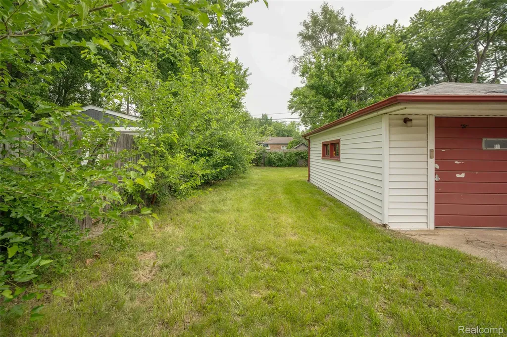 3149 Poplar Avenue Warren City MI 48091