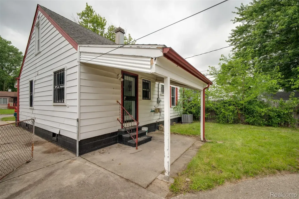3149 Poplar Avenue Warren City MI 48091