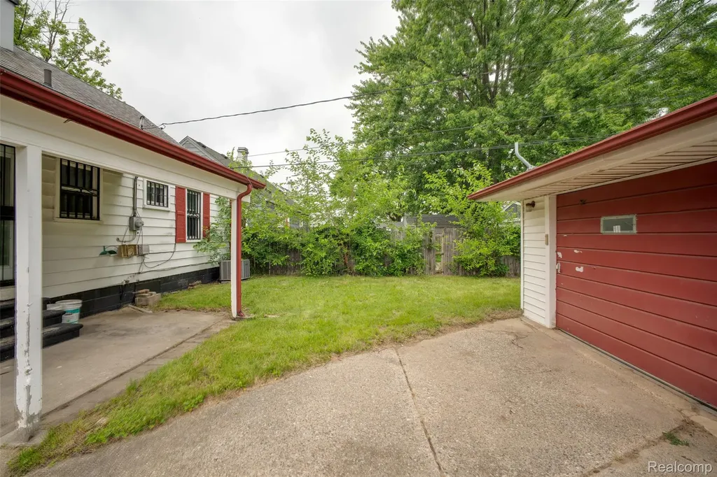 3149 Poplar Avenue Warren City MI 48091
