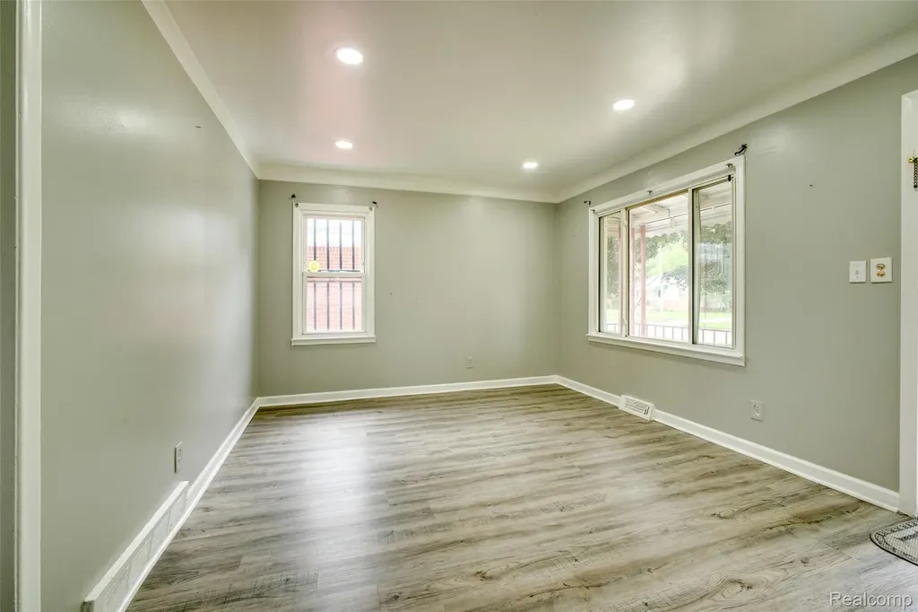 3149 Poplar Avenue Warren City MI 48091