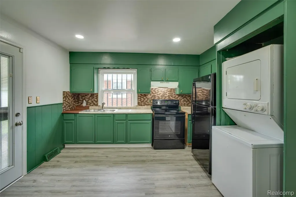 3149 Poplar Avenue Warren City MI 48091