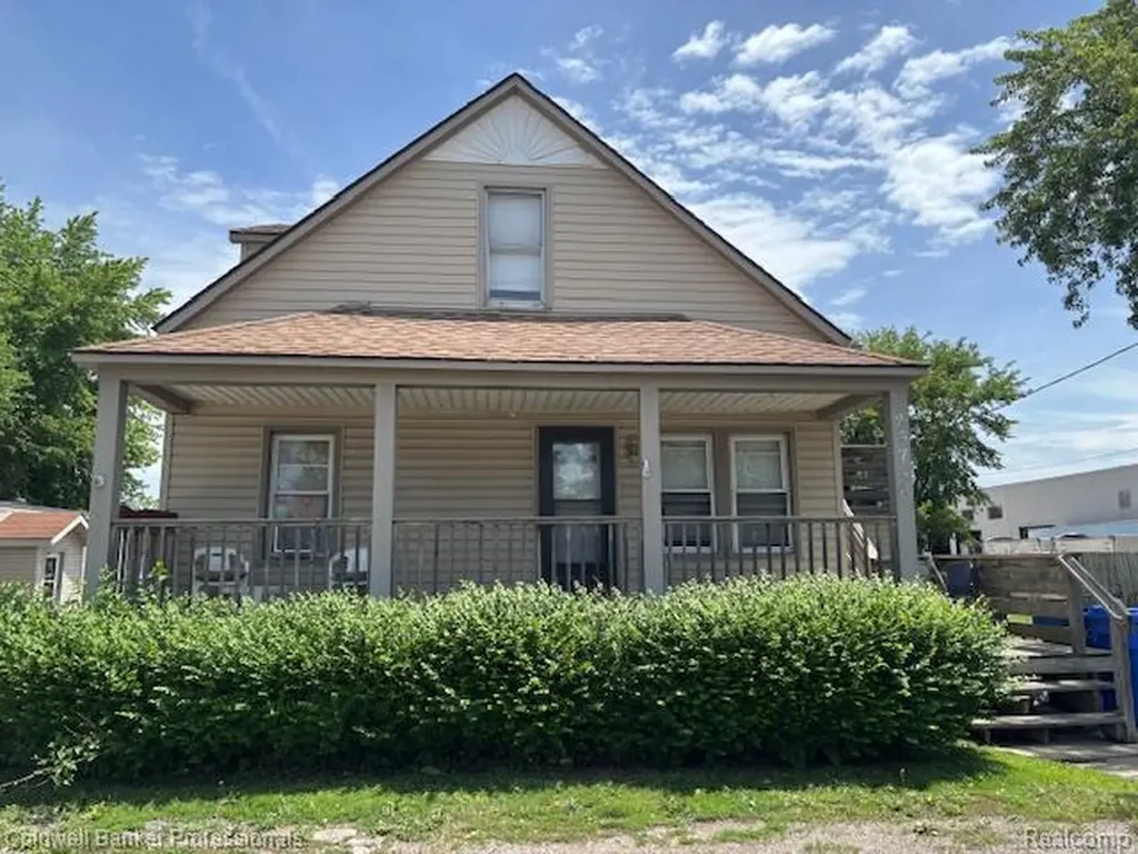 23736 Sherwood Avenue Warren City MI 48091