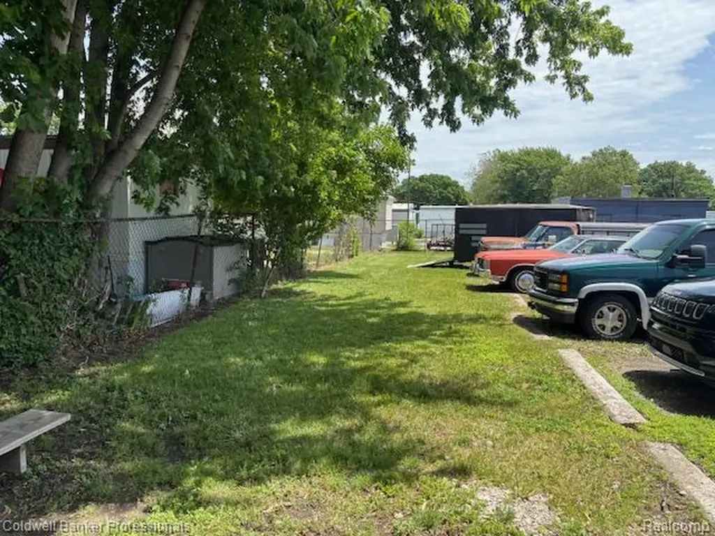 23736 Sherwood Avenue Warren City MI 48091