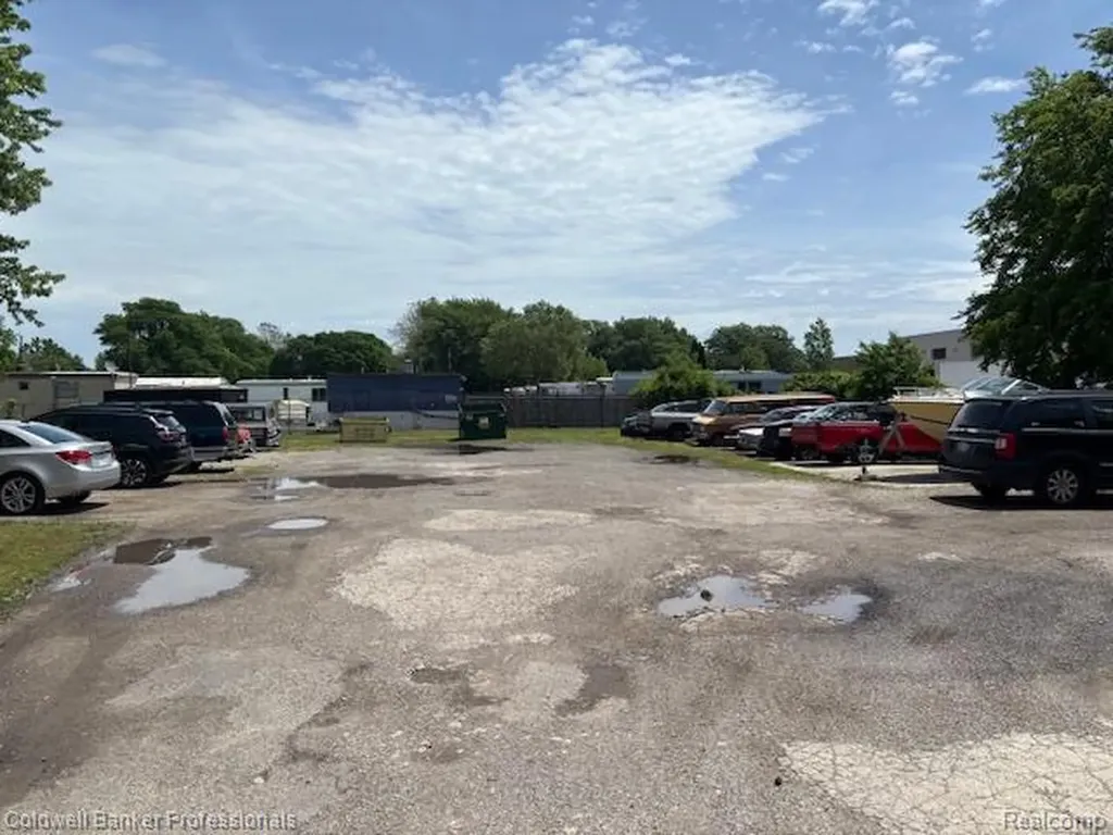 23736 Sherwood Avenue Warren City MI 48091