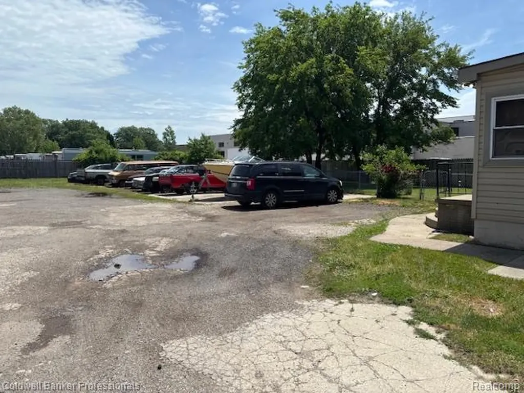 23736 Sherwood Avenue Warren City MI 48091